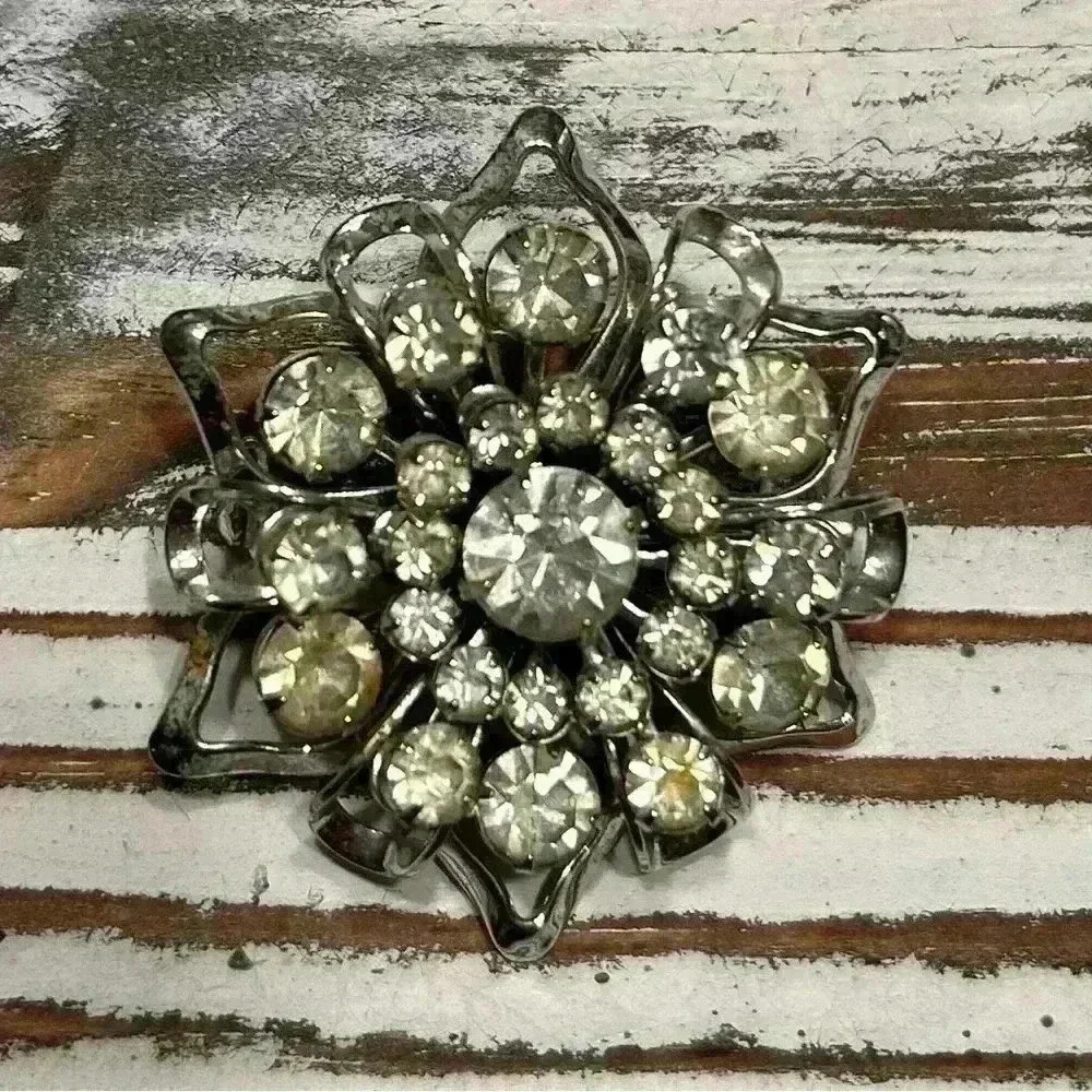 Vintage brooch with faux diamond gemstones